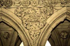 Art gothique Normand : décor floral sur un écoinçon