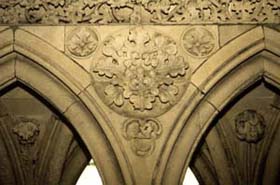 Art gothique normand au mont saint michel : le cloitre et ses écoinçons
