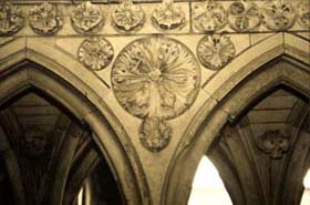 L'art gothique au Mont : le cloitre et ses écoinçons