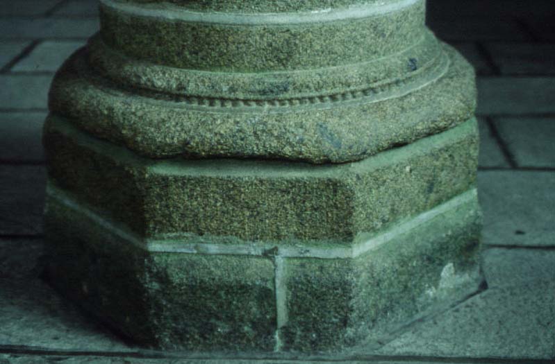 Colonne de la salle des Chevaliers