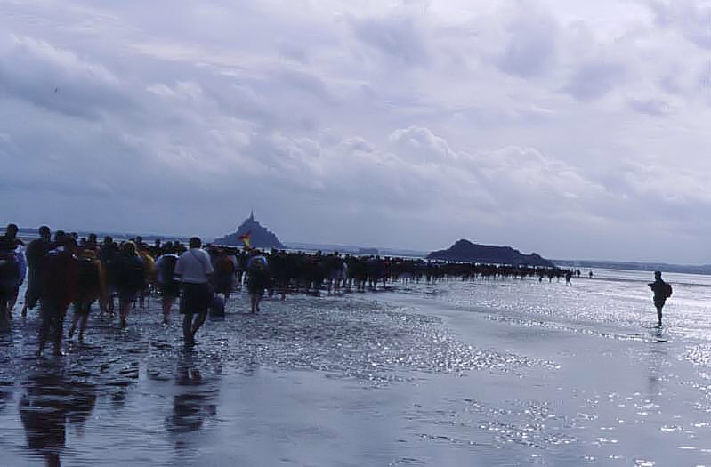 Longue file de plerins dans la baie