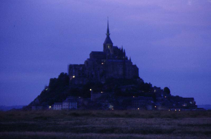 Mont Saint Michel à la tombée de la nuit