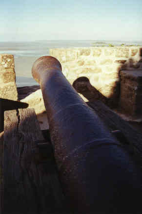 Canon pointant vers tombelaine et la baie