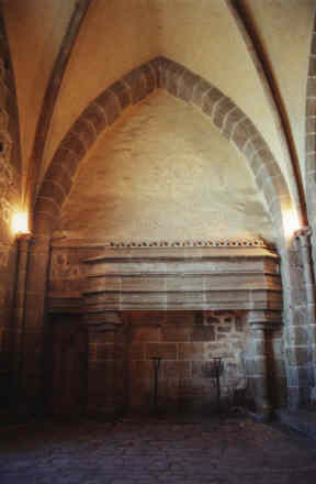 Cheminée dans la salle des gardes