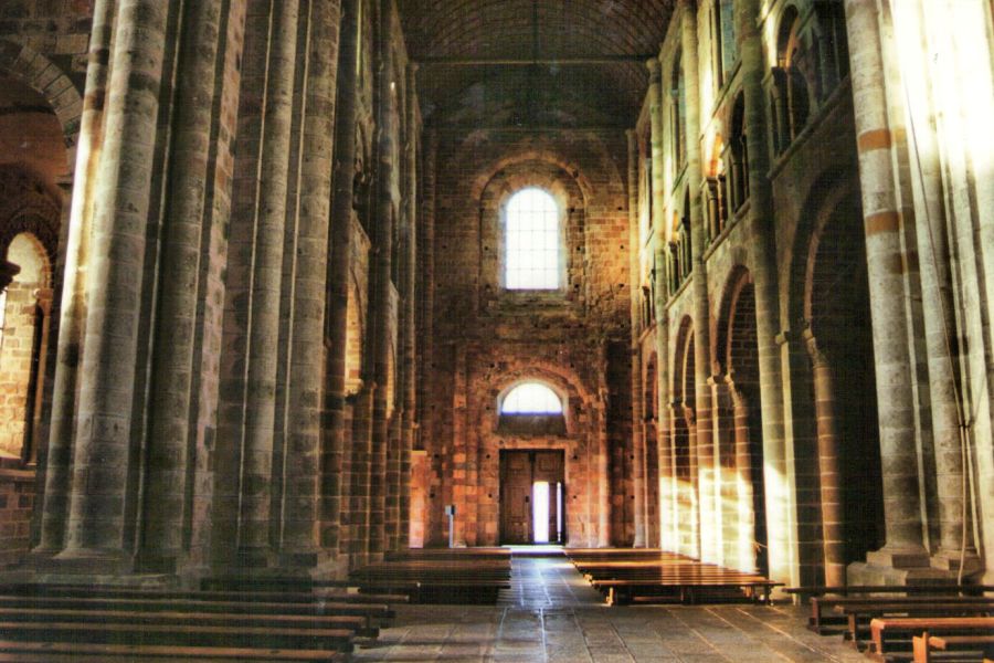 Romanische Kirchenschiff der Abteikirche