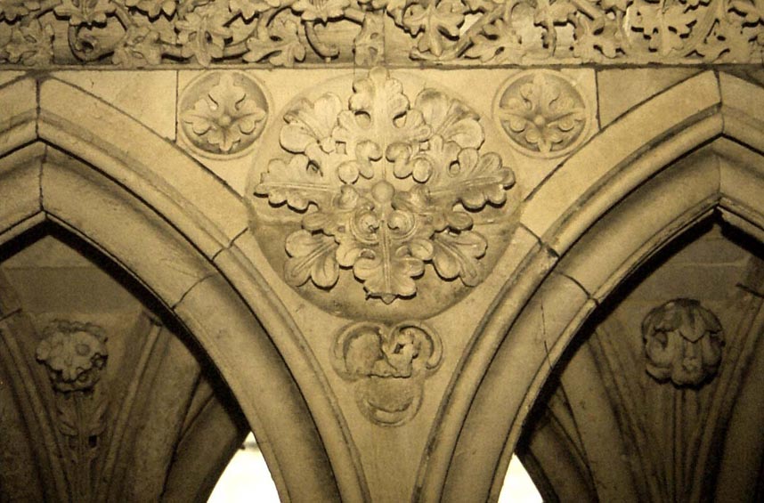 Art gothique normand au mont saint michel : le cloitre et ses coinons