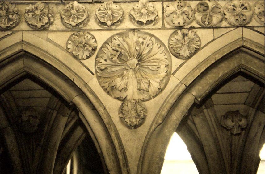 L'art gothique au Mont : le cloitre et ses coinons