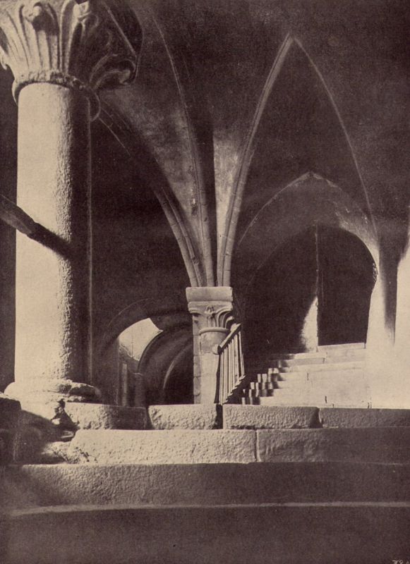 Passage entre l'Aquilon, l'Eglise et la salle des Chevaliers